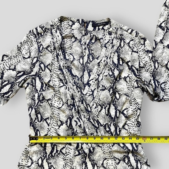 Arc & Co Long Sleeve Snakeskin Print Shortalls Romper Size Large - Picture 10 of 15